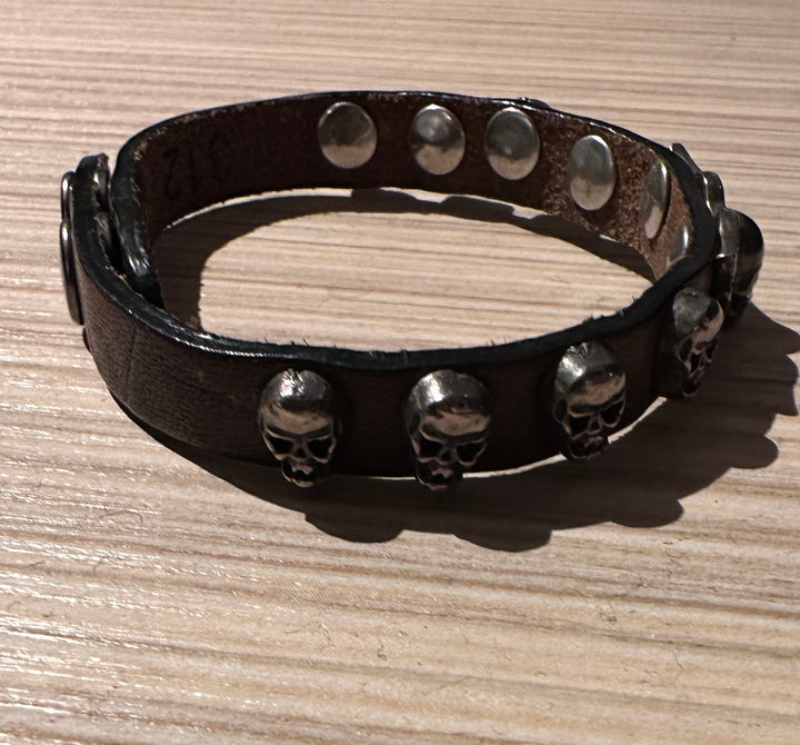 Armbånd i lær med hodeskaller