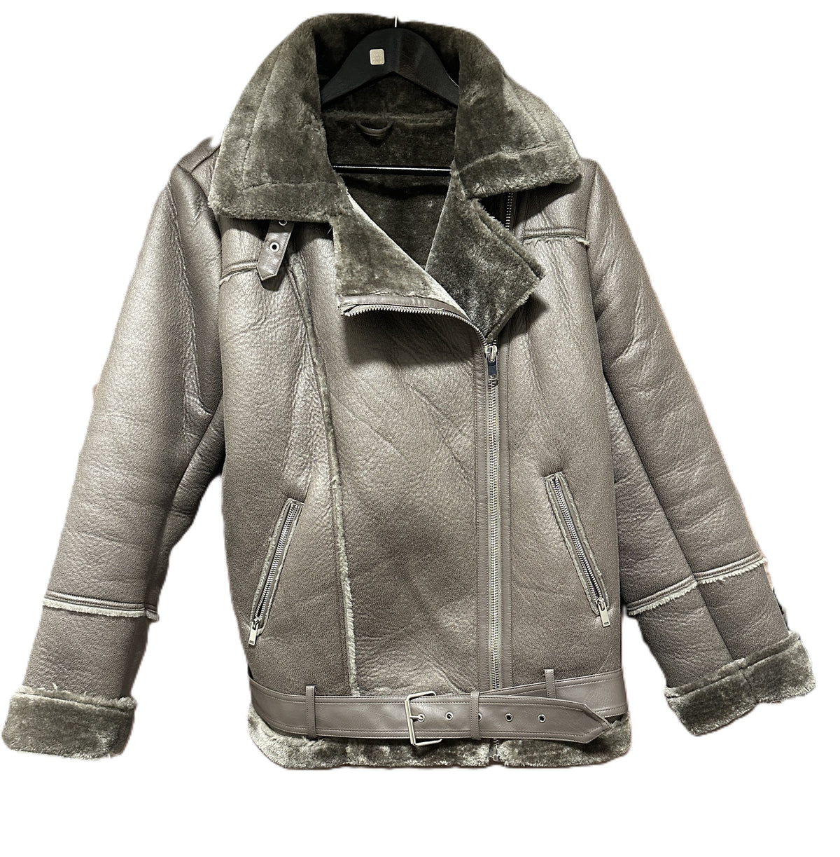 Jakke i bikerstil med pelsaktig for