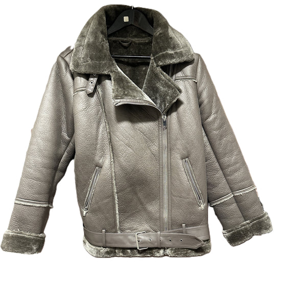Jakke i bikerstil med pelsaktig for