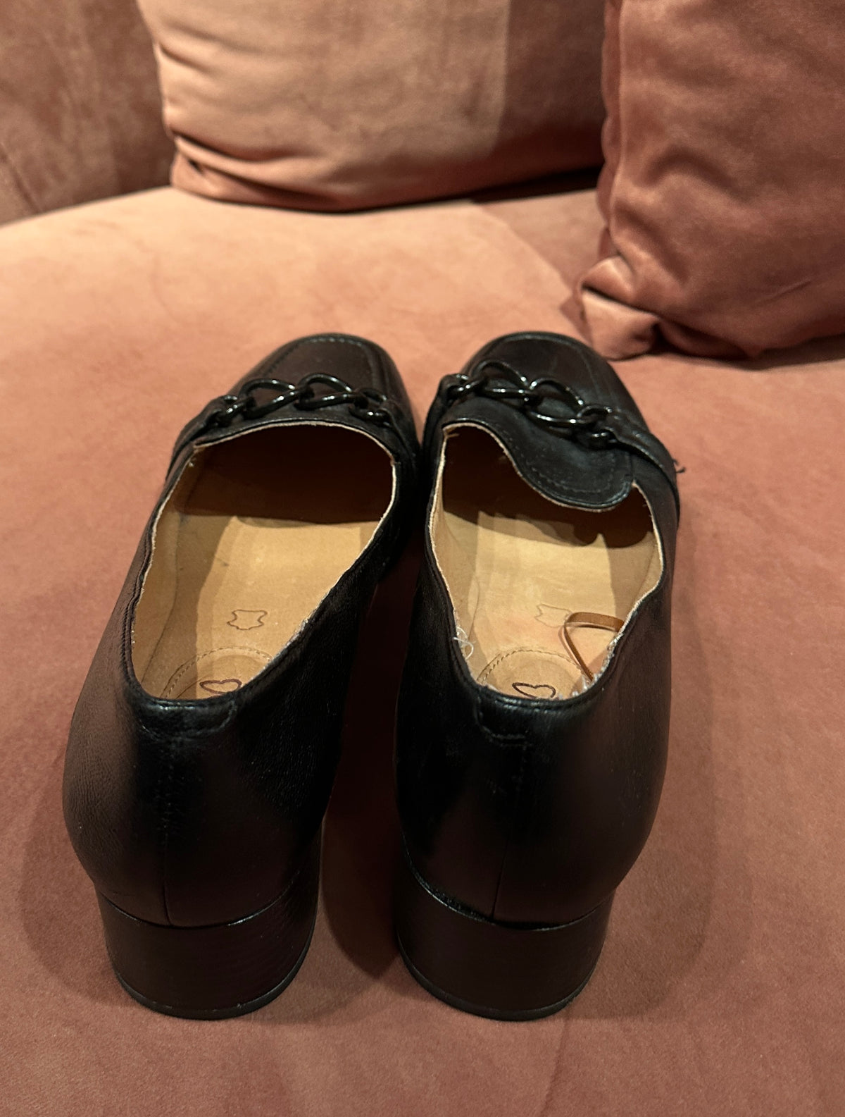 Pumps i sort skinn