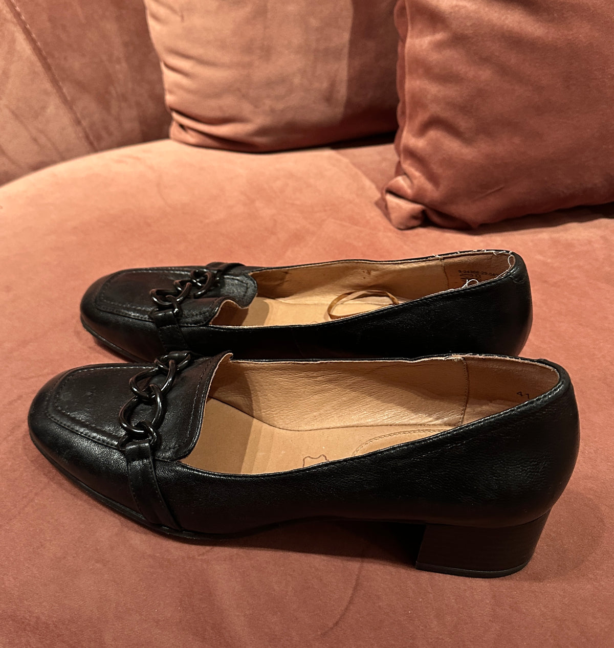 Pumps i sort skinn