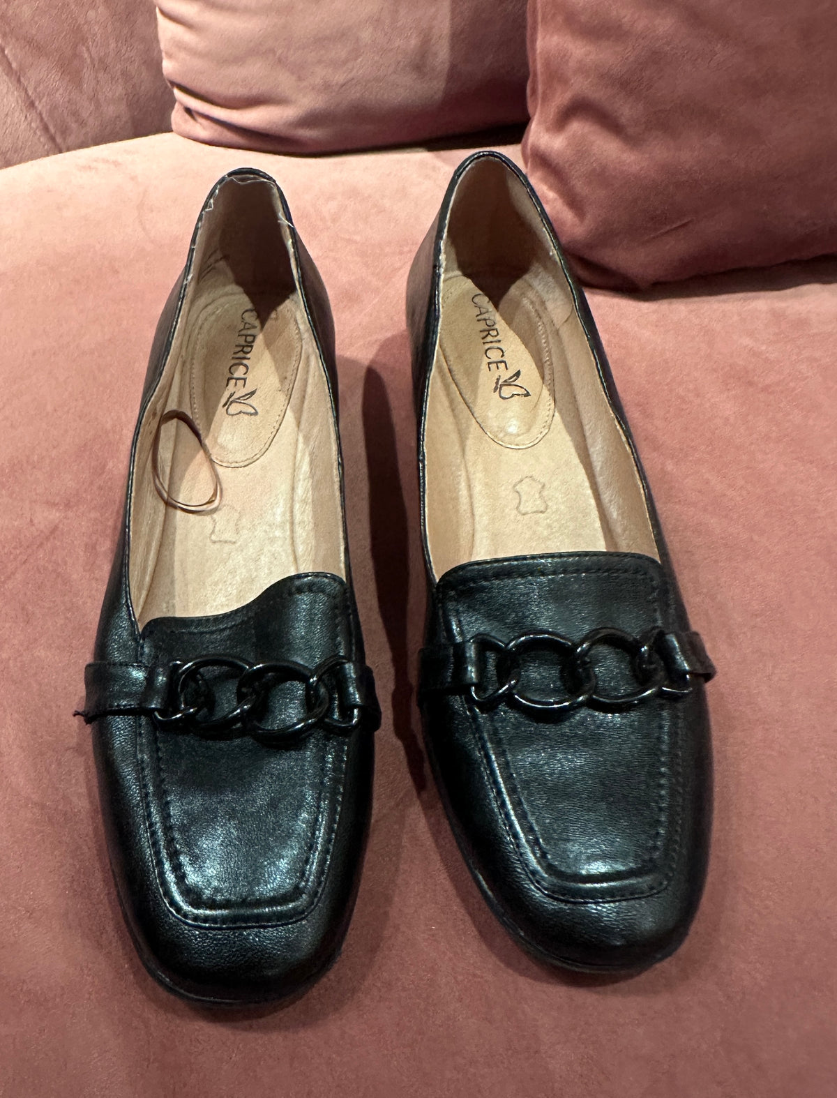 Pumps i sort skinn