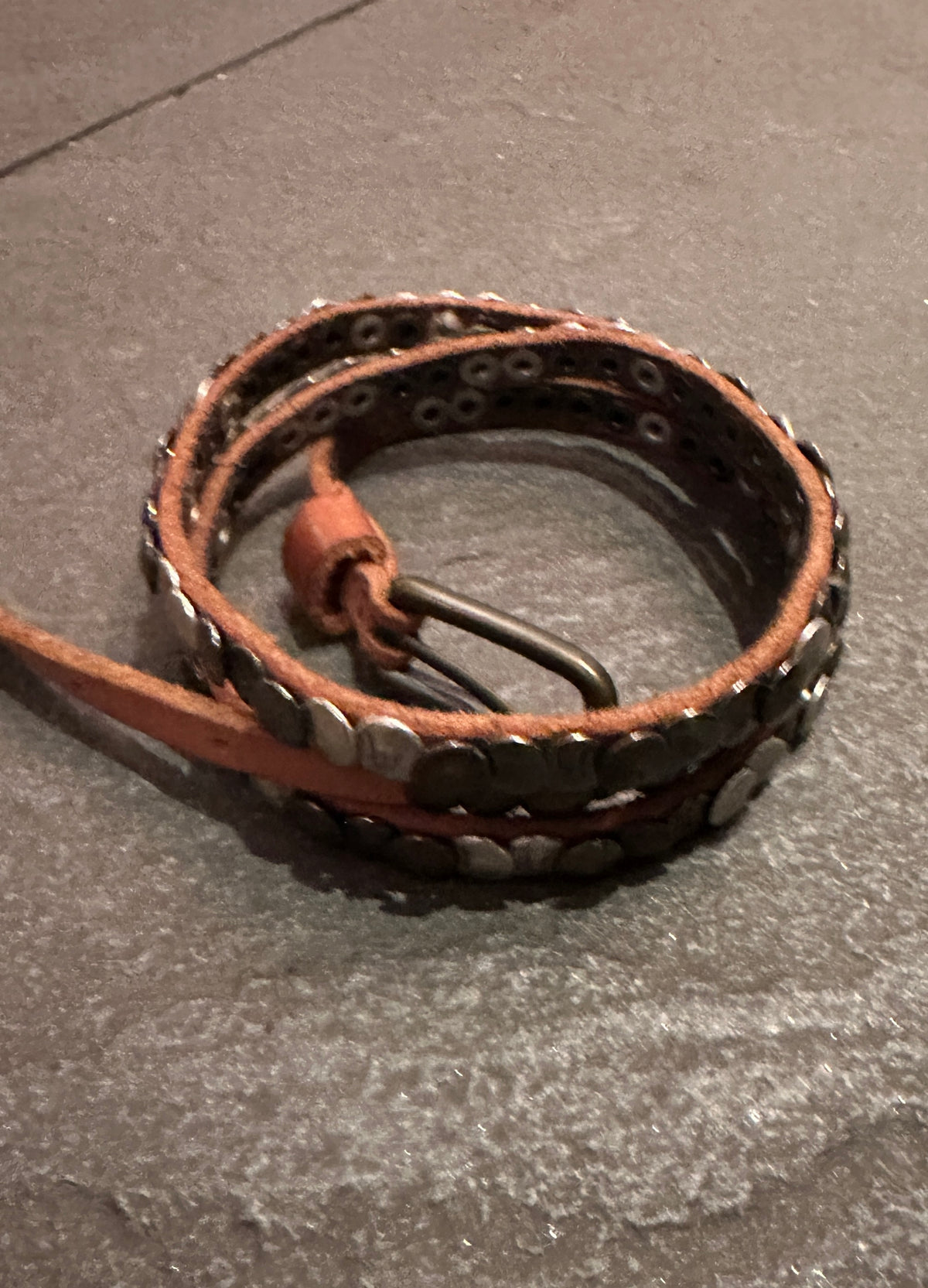 Smalt lærbelte med metallnegler