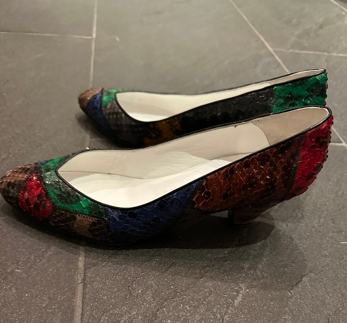 Pumps i slangeskinn