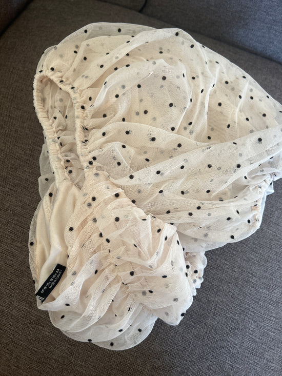 Lys beige kjole med sorte prikker (kun på nett)